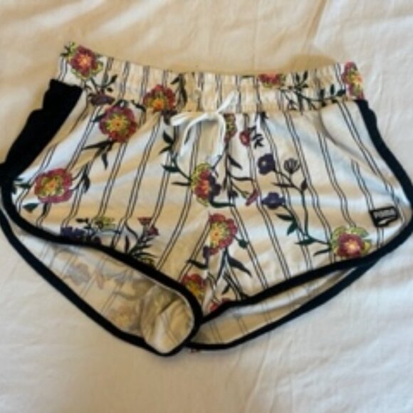 Women's Puma Floral Patterned Shorts Size Small - Picture 1 of 10
